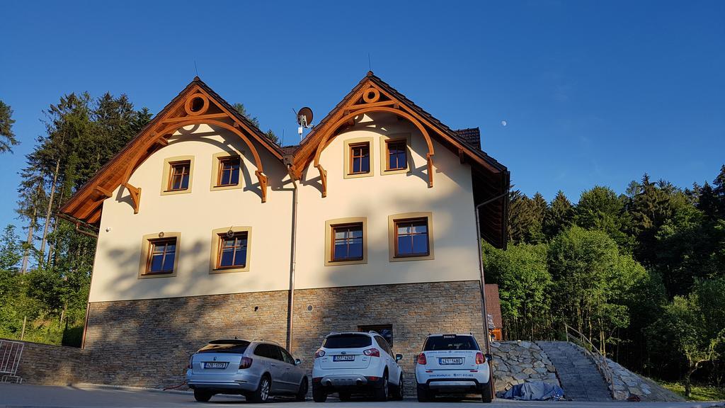 Hotel Penzion Na Kraji Lesa Valašské Meziříčí Exterior foto